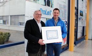 Stefan Feider, head of automation, corosys prozesssysteme und Sensoren GmbH, (right) receives the ProLeiT partnership certificate.